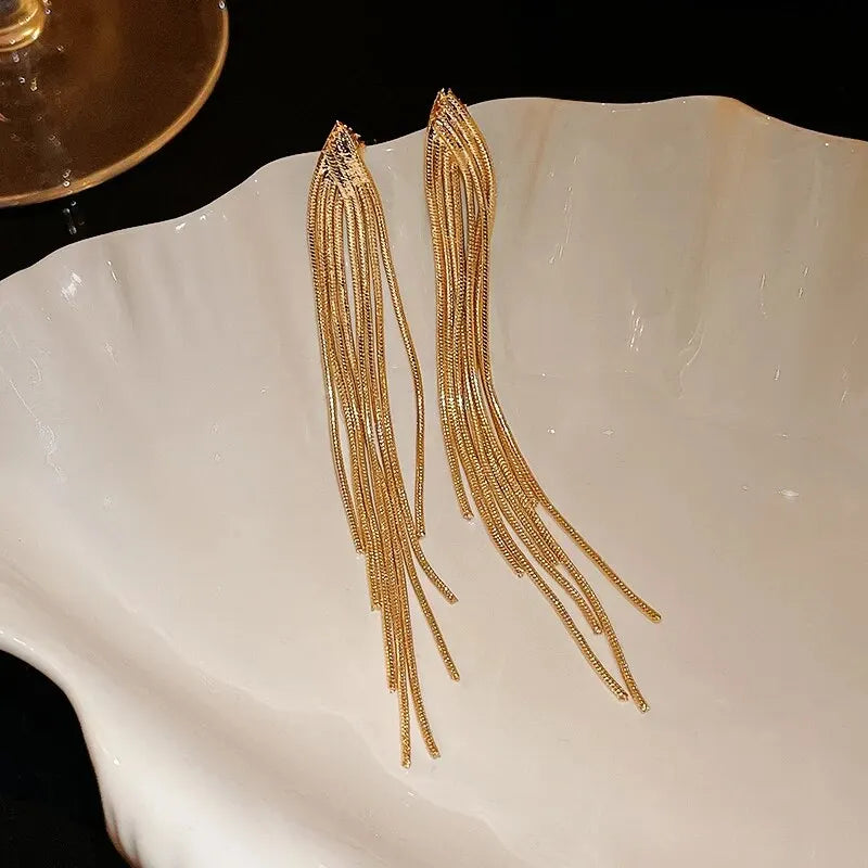 Pendientes Colgantes V Dorados con Flecos - 9.5cm