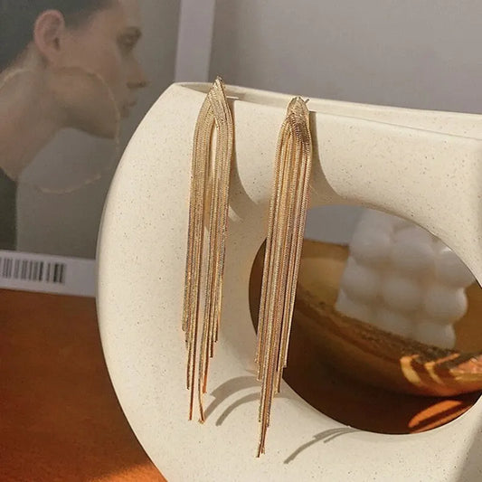 Pendientes Colgantes V Dorados con Flecos — 9.5cm | Glamour y Movimiento para Noche