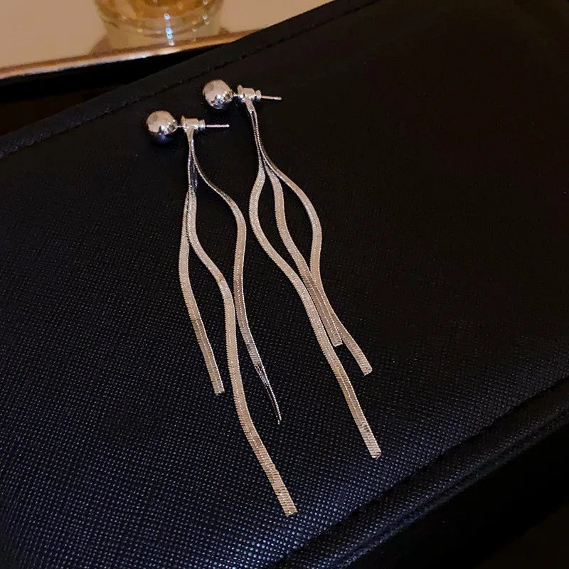 Pendientes Colgantes V Dorados con Flecos - 9.5cm