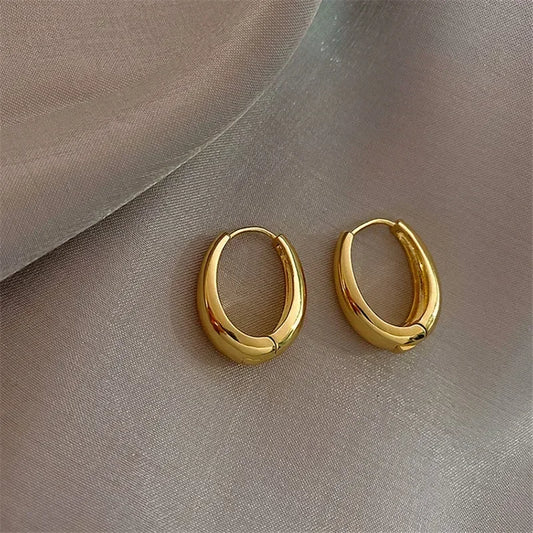 Pendientes Aro Ovalado Minimalista Dorado — 2.3cm | El Aro Perfecto para Cada Día