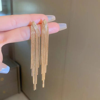 Pendientes Colgantes V Dorados con Flecos - 9.5cm
