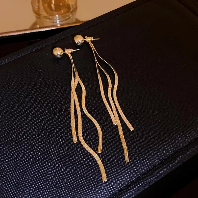 Pendientes Colgantes V Dorados con Flecos - 9.5cm