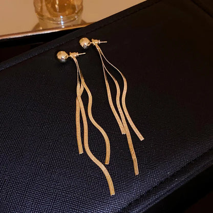 Pendientes Colgantes V Dorados con Flecos - 9.5cm