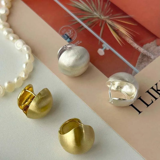 Pendientes Aro Esférico Dorado Cepillado — Estilo Vintage Atemporal