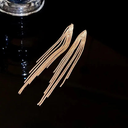 Pendientes Colgantes V Dorados con Flecos - 9.5cm